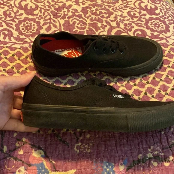 Like new men’s size 4 black UltraCush HD Pro - Picture 4 of 6